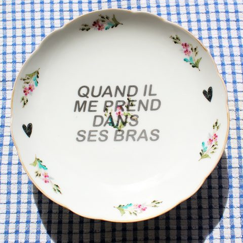 Assiette sur pied La vie en rose