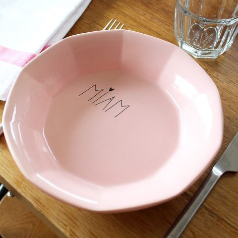Assiette rose Miam